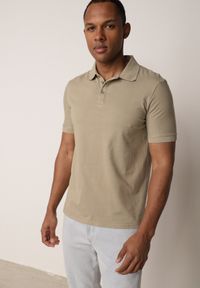 Born2be - Ciemnozielona Gładka Koszulka Polo o Klasycznym Kroju Sinopea. Okazja: na co dzień, do pracy, na spotkanie biznesowe. Typ kołnierza: polo. Kolor: zielony. Materiał: jeans. Wzór: gładki. Styl: klasyczny #4