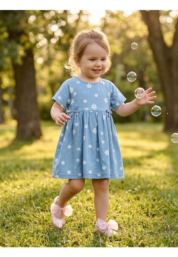 Sinsay - Sukienka jeansowa ze wzorem w kwiatki - niebieski. Kolor: niebieski. Materiał: jeans. Wzór: kwiaty