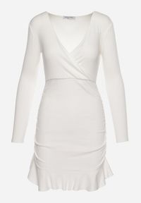 Born2be - Biała Wiskozowa Sukienka z Kopertowym Dekoltem z Lekką Falbanką Pastaria. Okazja: na co dzień. Kolor: biały. Materiał: wiskoza. Długość rękawa: długi rękaw. Typ sukienki: kopertowe. Styl: casual, wizytowy #4