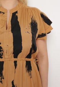 Born2be - Ciemnobeżowa Sukienka ze Sznurkiem w Pasie i Artystycznym Wzorem Lesidna. Kolor: beżowy. Materiał: tkanina #3