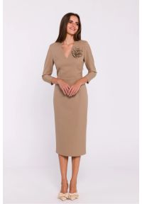 Stylove - Elegancka sukienka ołówkowa z dekoltem V beżowa. Okazja: na spotkanie biznesowe. Kolor: beżowy. Materiał: tkanina. Typ sukienki: ołówkowe. Styl: elegancki #1