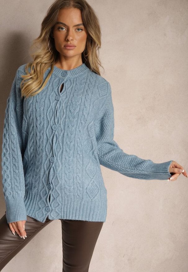 Renee - Niebieski Kardigan na Guziki z Ozdobnym Splotem Alorinda. Kolor: niebieski. Materiał: jeans. Wzór: ze splotem