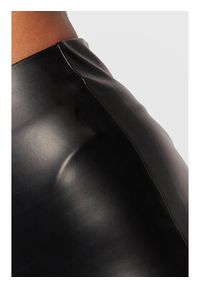 Gina Tricot Spodnie z imitacji skóry Alexia 18105 Czarny Fitted Fit. Kolor: czarny. Materiał: skóra