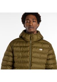 Kurtka zimowa męska New Balance MO53500WDL – zielona. Typ kołnierza: kaptur. Kolor: zielony. Materiał: poliester, puch. Wzór: aplikacja. Sezon: zima #2
