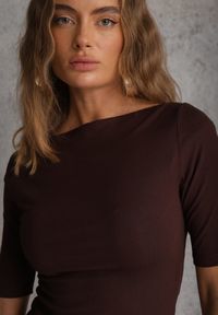 Renee - Brązowy Dopasowany T-shirt z Wiskozy z Dekoltem w Łódkę Vivianna. Typ kołnierza: dekolt w łódkę. Kolor: brązowy. Materiał: wiskoza #6