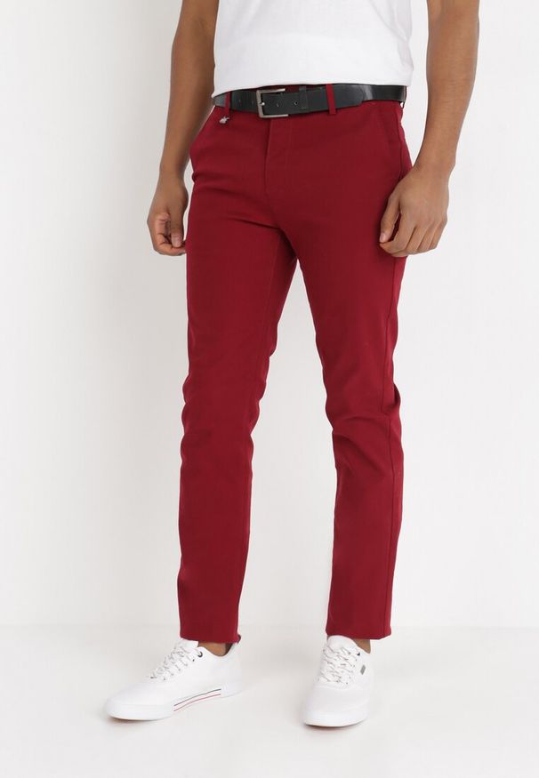 Born2be - Bordowe Spodnie Regular Z Paskiem Astanthe. Okazja: na co dzień. Kolor: czerwony. Materiał: bawełna. Wzór: aplikacja. Styl: casual, klasyczny