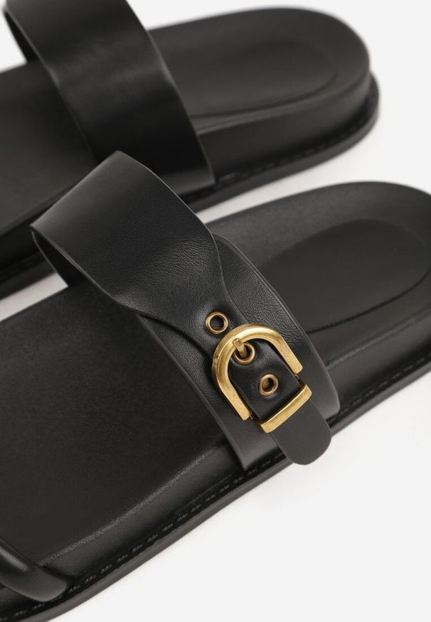 Renee - Czarne Klapki Ozdobione Paskami i Metaliczną Klamrą Ophiusi. Okazja: na co dzień. Kolor: czarny. Materiał: jeans. Wzór: aplikacja. Styl: casual