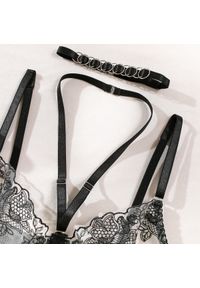 Intica - Komplet bielizny haftowanej z ozdobnymi łańcuszkami Oliva. Kolor: czarny. Materiał: materiał. Wzór: haft #10