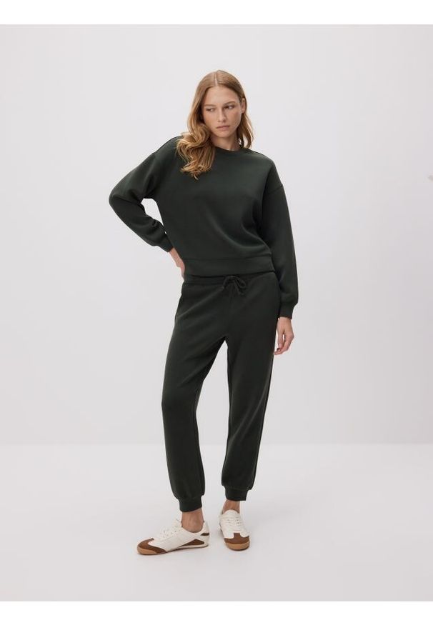 Reserved - Bluza z modalem - ciemnozielony. Kolor: zielony. Materiał: dzianina