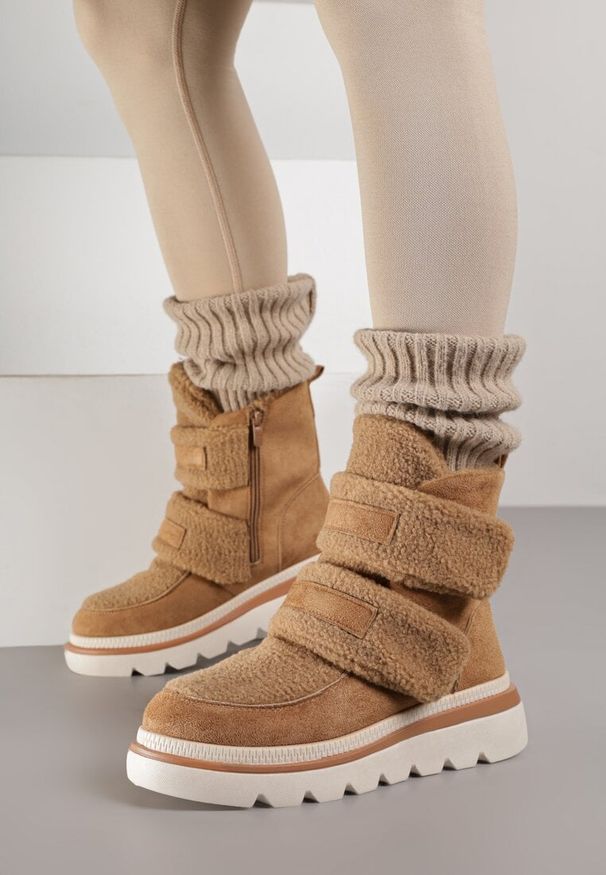 Renee - Brązowe Botki Typu Śniegowce na Platformie z Dwoma Ozdobnymi Rzepami Edarlia. Okazja: na co dzień. Zapięcie: rzepy. Kolor: brązowy. Materiał: jeans. Obcas: na platformie. Styl: casual, elegancki