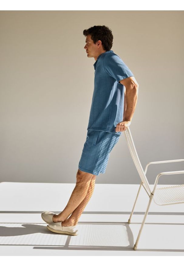 Reserved - Strukturalne szorty regular - granatowy. Kolor: niebieski. Materiał: bawełna, dzianina