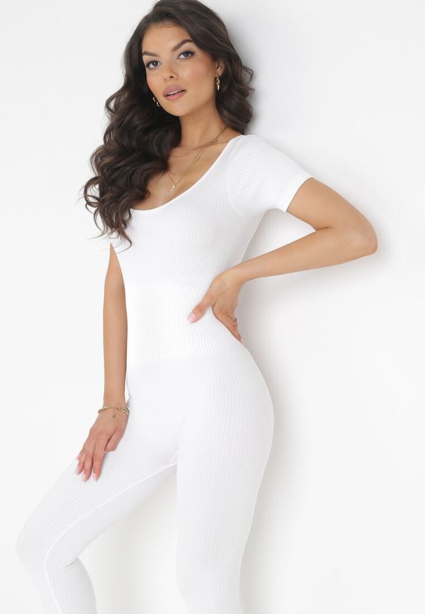 Born2be - Biały Długi Kombinezon Bodycon z Prążkowanej Dzianiny Selagia. Okazja: na co dzień. Kolor: biały. Materiał: dzianina, prążkowany. Długość: długie. Styl: casual