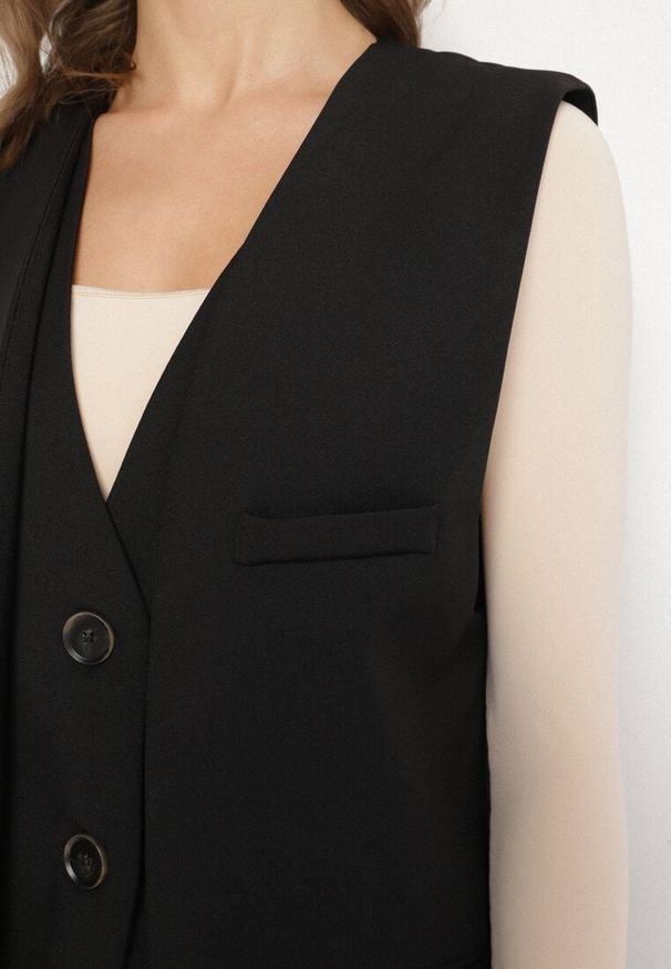 Born2be - Czarna Kamizelka Garniturowa Jednorzędowa z Imitacjami Kieszonek Sonanilia. Okazja: na co dzień, na spotkanie biznesowe. Kolor: czarny. Materiał: jeans. Styl: biznesowy, klasyczny, elegancki, casual