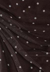 Born2be - Brązowa Sukienka w Kropki z Dekoltem w Kształcie Łódki o Dopasowanym Fasonie Kallironis. Okazja: na spotkanie biznesowe, na co dzień. Typ kołnierza: dekolt w łódkę. Kolor: brązowy. Materiał: materiał. Długość rękawa: bez rękawów. Wzór: kropki. Typ sukienki: proste, dopasowane. Styl: elegancki, biznesowy, casual #3