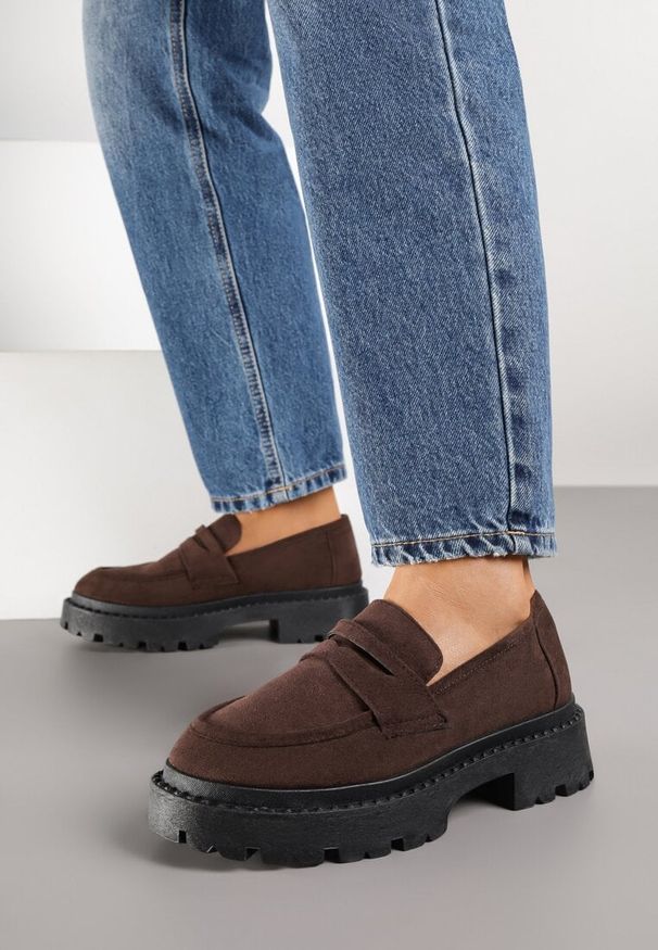 Renee - Brązowe Wsuwane Mokasyny Vices na Platformie Dionela. Okazja: na co dzień. Zapięcie: bez zapięcia. Kolor: brązowy. Materiał: jeans, koronka. Sezon: jesień. Obcas: na platformie. Styl: klasyczny, casual