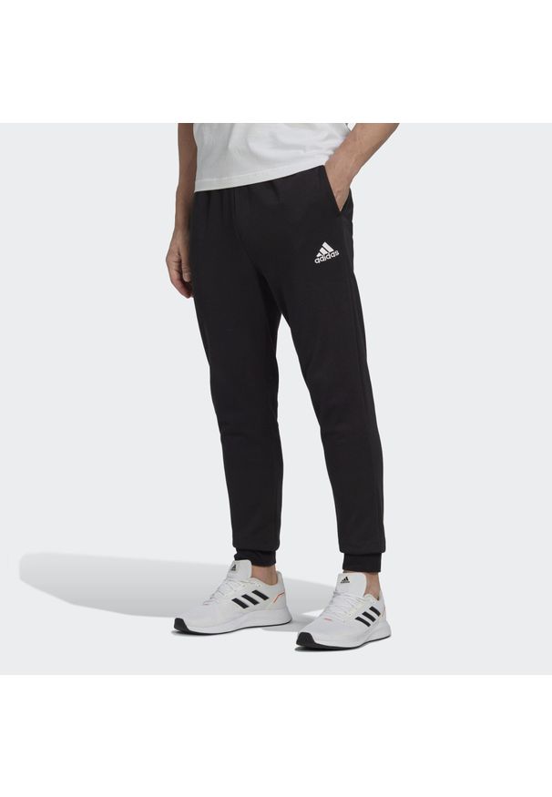 Adidas - Essentials Fleece Regular Tapered Pants. Kolor: biały, czarny, wielokolorowy. Materiał: materiał