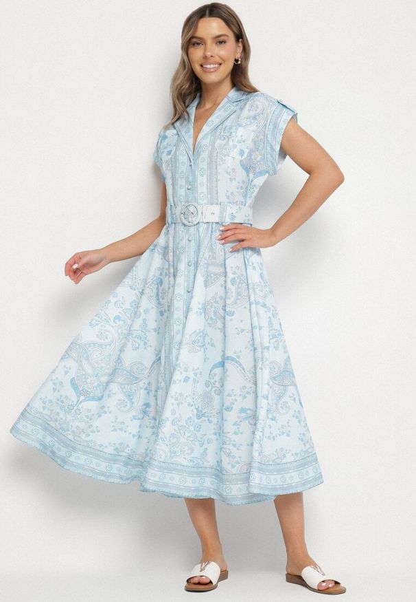 Born2be - Niebieska Rozkloszowana Sukienka Koszulowa z Lnu i Wiskozy z Paskiem Alumera. Typ kołnierza: dekolt w serek, kołnierzyk klasyczny. Kolor: niebieski. Materiał: len, wiskoza. Typ sukienki: koszulowe. Styl: klasyczny