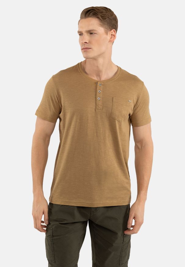 Volcano - T-shirt z rozpinanym dekoltem T-HUBRIS. Kolekcja: plus size. Materiał: materiał, bawełna. Długość rękawa: krótki rękaw. Długość: krótkie. Wzór: aplikacja. Styl: klasyczny