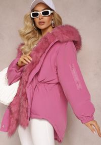 Renee - Różowa Kurtka Parka Oversize z Futerkiem Horelle. Kolor: różowy. Materiał: futro. Długość rękawa: długi rękaw. Długość: długie. Wzór: aplikacja, gładki, jednolity. Sezon: zima, jesień. Styl: klasyczny #3