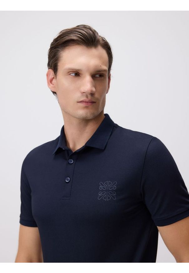 Reserved - Koszulka polo regular fit - granatowy. Typ kołnierza: polo. Kolor: niebieski. Materiał: bawełna, dzianina