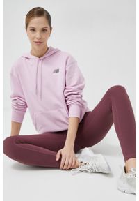 New Balance bluza damska kolor fioletowy z kapturem z aplikacją. Typ kołnierza: kaptur. Kolor: fioletowy. Materiał: materiał. Wzór: aplikacja #1