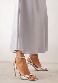 Born2be - Srebrne Sandały na Szpilce VICES z Geometryczną Cholewką Charia. Okazja: na co dzień. Zapięcie: sprzączka. Kolor: srebrny. Wzór: geometria. Obcas: na szpilce. Styl: elegancki, klasyczny, casual #1