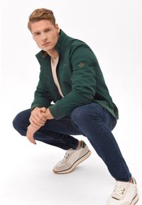 Volcano - Krótka kurtka przejściowa J-BARTON. Okazja: na co dzień. Typ kołnierza: kołnierzyk stójkowy. Kolor: zielony. Materiał: materiał, dzianina, jeans, poliester. Długość: krótkie. Wzór: gładki, paski. Sezon: lato. Styl: klasyczny, casual #1