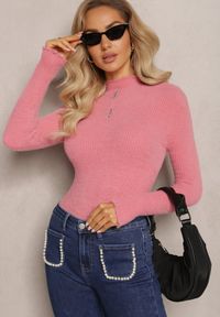Renee - Różowy Futerkowy Sweter z Wełny z Półgolfem i Ozdobnymi Guzikami Zekluna. Kolor: różowy. Materiał: wełna. Wzór: aplikacja #4