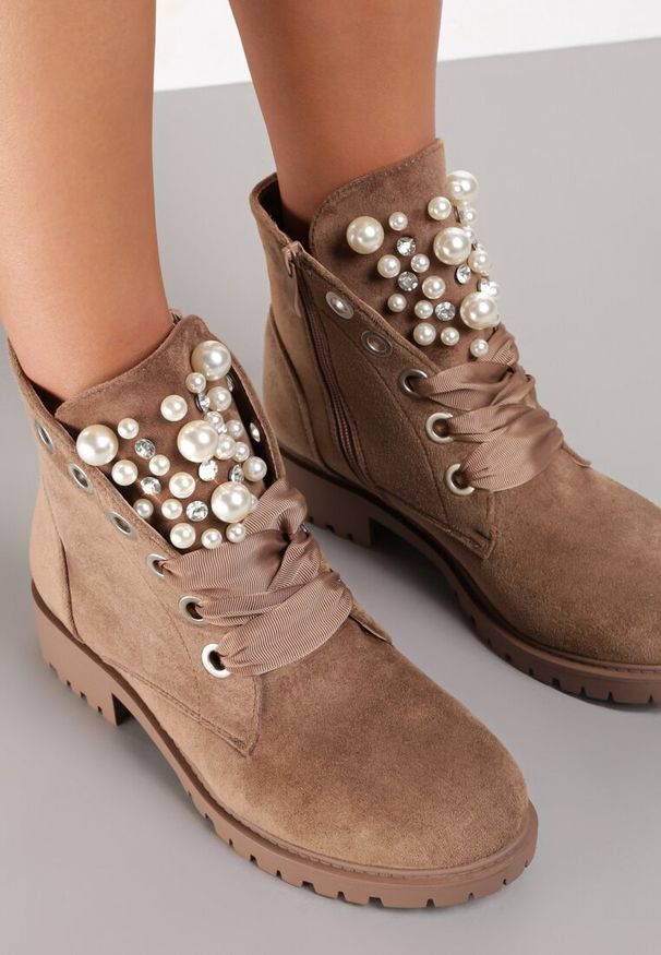 Renee - Brązowe Botki Aufer. Nosek buta: okrągły. Zapięcie: sznurówki. Kolor: brązowy. Szerokość cholewki: normalna. Wzór: aplikacja. Obcas: na obcasie. Wysokość obcasa: niski