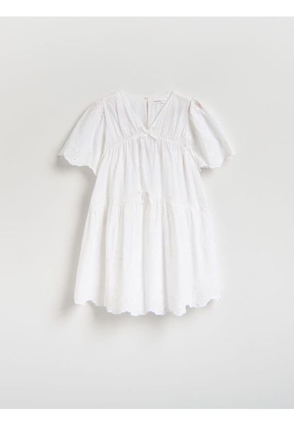Reserved - Bawełniana sukienka z haftem - biały. Kolor: biały. Materiał: bawełna. Wzór: haft