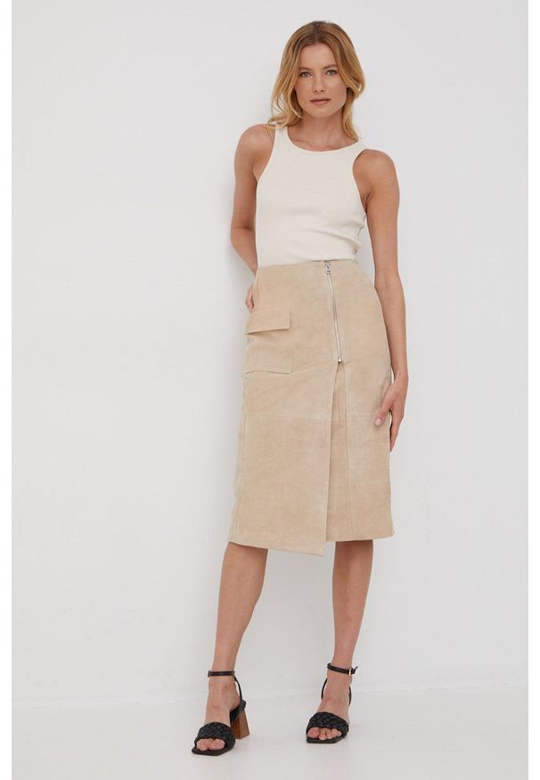 Calvin Klein spódnica zamszowa kolor beżowy midi prosta. Okazja: na co dzień. Stan: podwyższony. Kolor: beżowy. Materiał: zamsz. Styl: casual