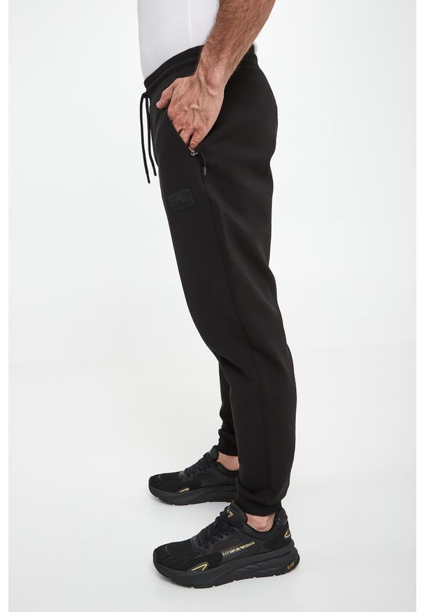 EA7 Emporio Armani - Spodnie dresowe męskie EA7 EMPORIO ARMANI. Materiał: dresówka