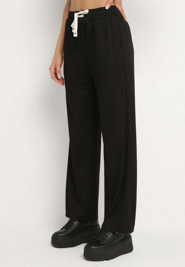 Born2be - Czarne Spodnie Dresowe z Gumką w Pasie i Szeroką Nogawką Mironia. Okazja: na co dzień. Kolor: czarny. Materiał: dresówka. Styl: casual, elegancki