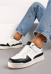 Renee - Czarno-Białe Sznurowane Sneakersy z Ekoskóry na Grubej Podeszwie z Ozdobnymi Łatkami Anaviria. Kolor: czarny. Materiał: jeans #1