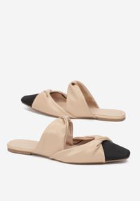 Renee - Beżowe Klapki Thessonice. Kolor: beżowy. Materiał: materiał. Obcas: na obcasie. Wysokość obcasa: niski #4