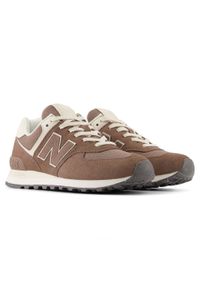 Buty damskie New Balance WL574RTS – brązowe. Okazja: na co dzień. Kolor: brązowy. Materiał: skóra, zamsz, materiał, guma. Szerokość cholewki: normalna. Obcas: na płaskiej podeszwie. Model: New Balance 574 #3
