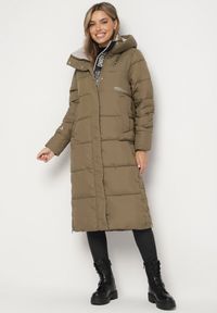 Born2be - Ciemnozielona Pikowana Kurtka o Pudełkowym Kroju z Kapturem Dwustronnym Suwakiem i Rozporkami Dainara. Okazja: na co dzień, na spacer. Typ kołnierza: kaptur. Kolor: zielony. Materiał: jeans. Sezon: zima. Styl: casual, elegancki #1