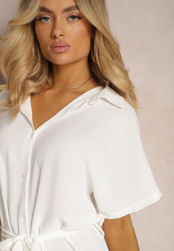 Renee - Biała Koszulowa Sukienka z Wiskozy z Materiałowym Paskiem w Talii Gialara. Okazja: na co dzień, na spotkanie biznesowe. Typ kołnierza: dekolt w serek. Kolor: biały. Materiał: wiskoza, materiał. Długość rękawa: krótki rękaw. Typ sukienki: koszulowe. Styl: casual, elegancki, biznesowy
