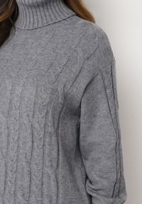 Born2be - Szara Sweterkowa Sukienka z Golfem Wełną i Bawełną Ozdobiona Splotem Reiania. Okazja: na spotkanie biznesowe, do pracy, na co dzień. Typ kołnierza: golf. Kolor: szary. Materiał: wełna, bawełna. Wzór: ze splotem, aplikacja. Typ sukienki: proste. Styl: casual, biznesowy #2