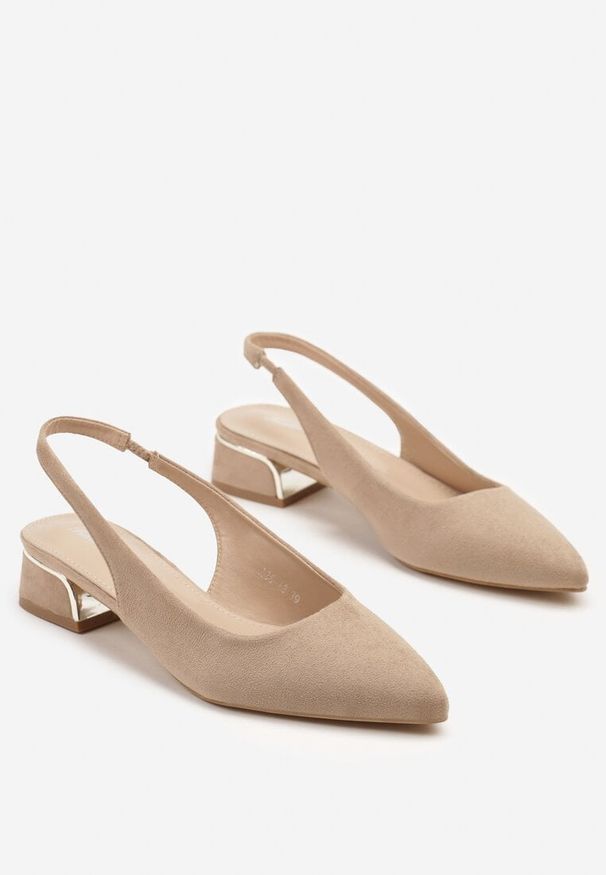 Renee - Ciemnobeżowe Sandały Typu Slingback z Metaliczną Ozdobą Helmio. Okazja: na co dzień. Zapięcie: sprzączka. Kolor: beżowy. Materiał: jeans. Wzór: aplikacja. Styl: elegancki, casual