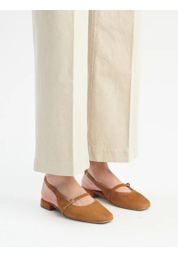 Ryłko - Rude czółenka slingback. Okazja: na co dzień. Zapięcie: pasek. Kolor: brązowy. Materiał: skóra, welur. Obcas: na obcasie. Styl: casual, street. Wysokość obcasa: średni