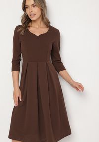 Born2be - Brązowa Rozkloszowana Sukienka z Rękawem 3/4 Nomiel. Okazja: na co dzień. Typ kołnierza: dekolt w kształcie V. Kolor: brązowy. Typ sukienki: rozkloszowane. Styl: klasyczny, casual, elegancki #1