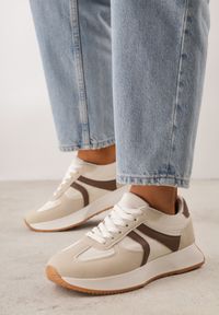 Renee - Beżowe Sneakersy z Geometrycznym Wzorem Velwettia. Okazja: na co dzień, na spacer. Zapięcie: sznurówki. Kolor: beżowy. Wzór: geometria. Sport: turystyka piesza #1