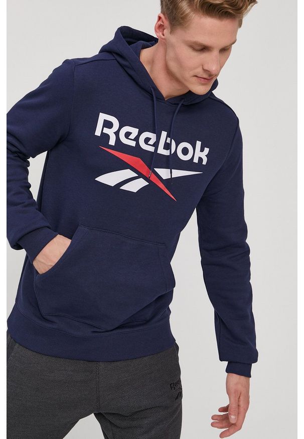 Reebok - Bluza. Okazja: na co dzień. Kolor: niebieski. Materiał: poliester, dzianina. Wzór: nadruk. Styl: casual