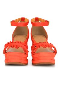 Wittchen - Damskie sandały z zamszu z marszczeniem. Zapięcie: pasek. Kolor: pomarańczowy. Materiał: zamsz, skóra. Sezon: lato. Obcas: na koturnie #2
