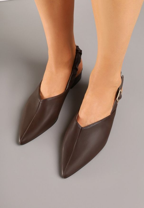 Renee - Brązowe Sandały z Noskiem w Szpic z Zapięciem na Sprzączkę Jenadenna. Okazja: na co dzień. Nosek buta: szpiczasty. Zapięcie: sprzączka. Kolor: brązowy. Styl: casual, elegancki