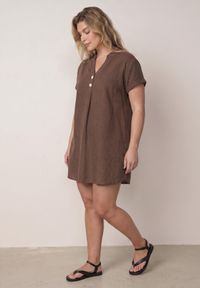 Born2be - Brązowa Bawełniana Sukienka o Pudełkowym Kroju z Ozdobnymi Guzikami Kateira. Okazja: na co dzień. Kolor: brązowy. Materiał: bawełna. Typ sukienki: proste. Styl: casual #4