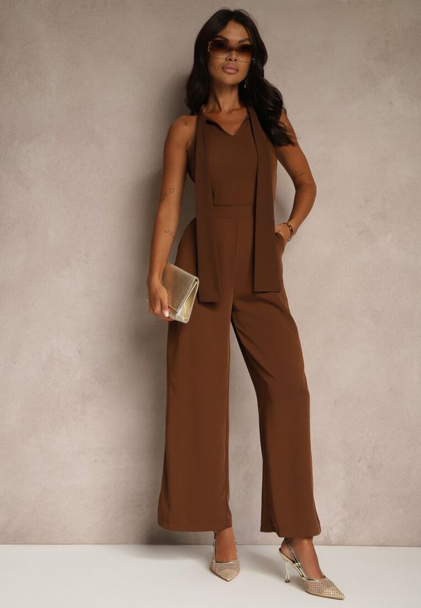 Renee - Brązowy Kombinezon Wide Leg z Ozdobnym Wiązaniem przy Szyi Silelia. Okazja: na co dzień. Kolor: brązowy. Długość rękawa: bez rękawów. Styl: casual, elegancki, klasyczny