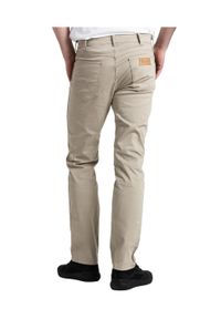 Wrangler - WRANGLER GREENSBORO MĘSKIE SPODNIE MATERIAŁOWE KHAKI W15QOF787 112320815. Kolor: brązowy. Materiał: materiał #5