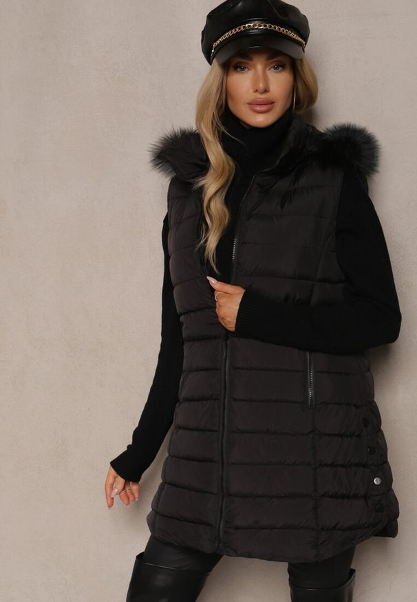 Renee - Czarna Kamizelka z Pikowanymi Przeszyciami Kieszeniami i Kapturem z Futrem Seaniiea. Okazja: na co dzień. Kolor: czarny. Materiał: futro. Styl: casual, elegancki